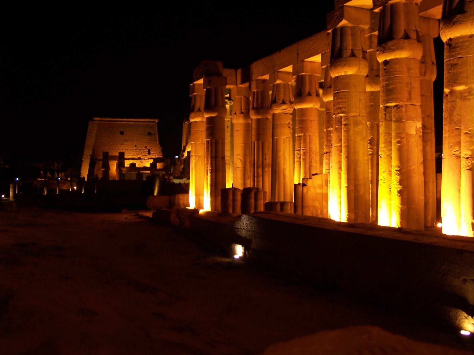Vue de nuit du temple de Louxor clair.